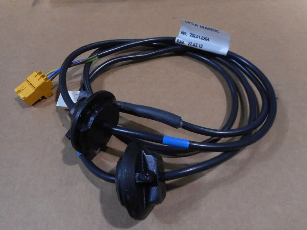 Kabelsatz von Remeha mit zwei Anschlüssen und mehreren Drähten. Ein Stecker mit gelbem Gehäuse und farbigen Drähten ist sichtbar.